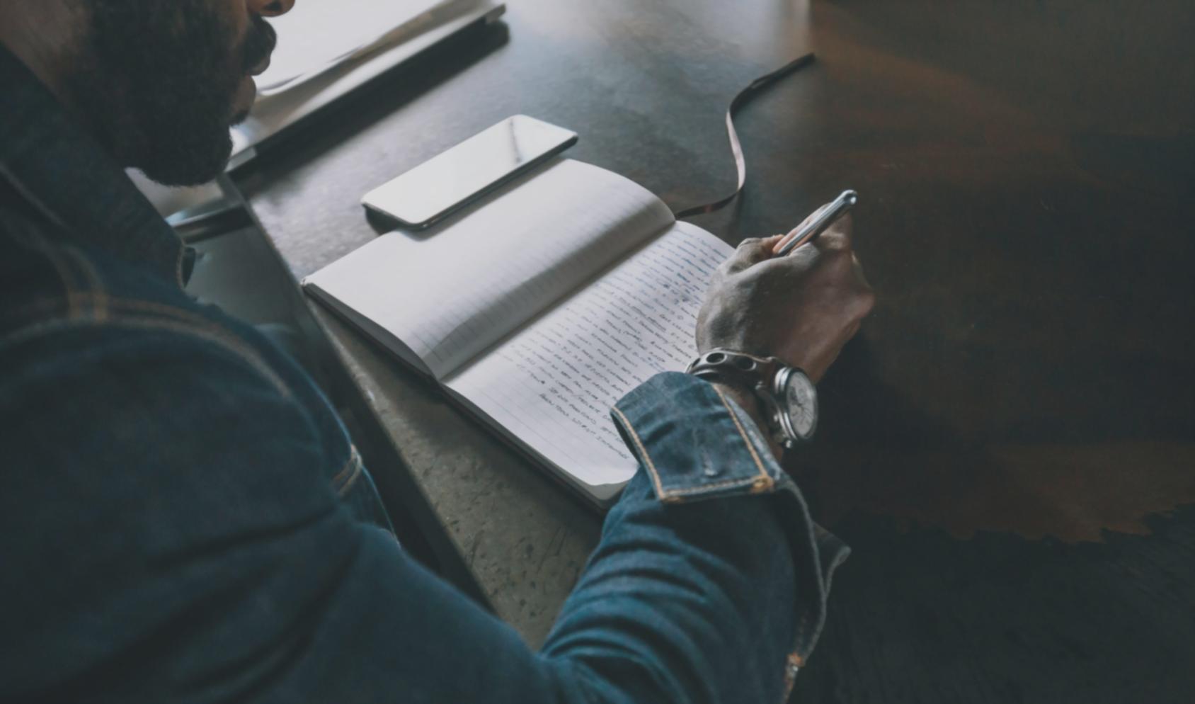 Sesión de trabajo en grupo sobre psicología financiera